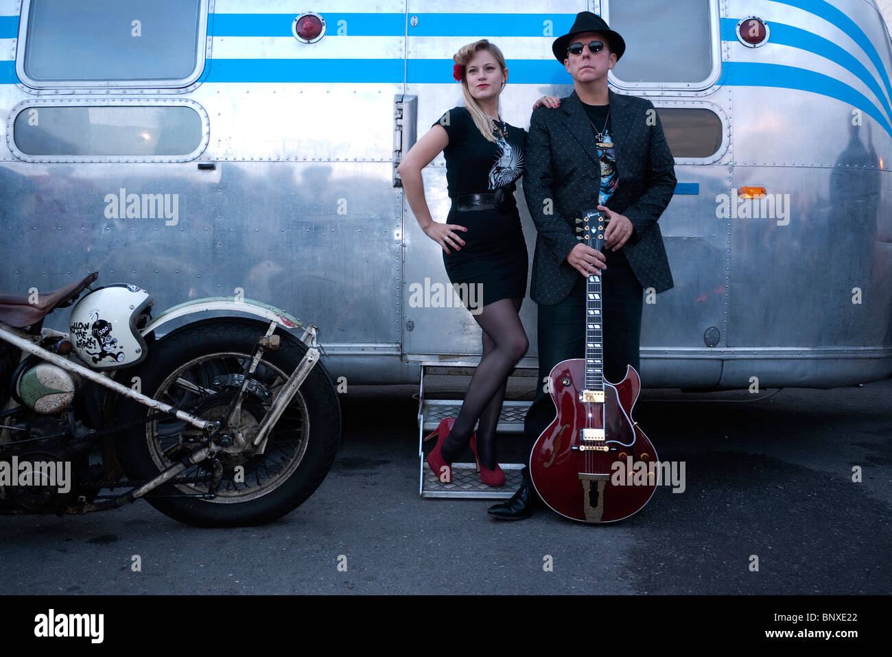 Hot Rod notte al Ace Cafe Londra UK musicisti negli anni cinquanta vestito. Foto Stock