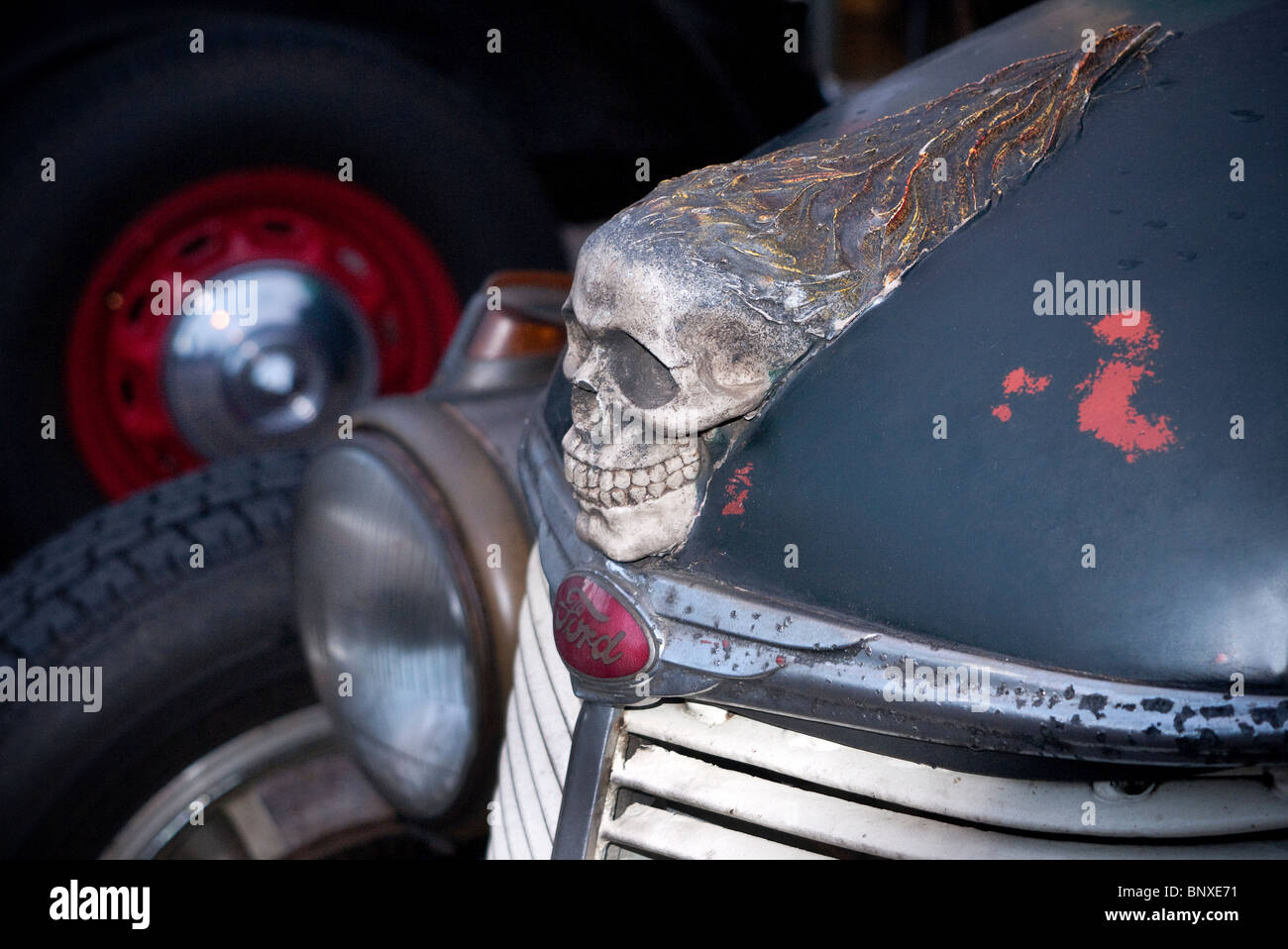 Cranio mascotte auto su Ford Hot Rod Foto Stock