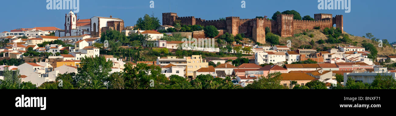 Il Portogallo, Algarve, Silves, Vista panoramica della città, il castello e la Cattedrale Foto Stock