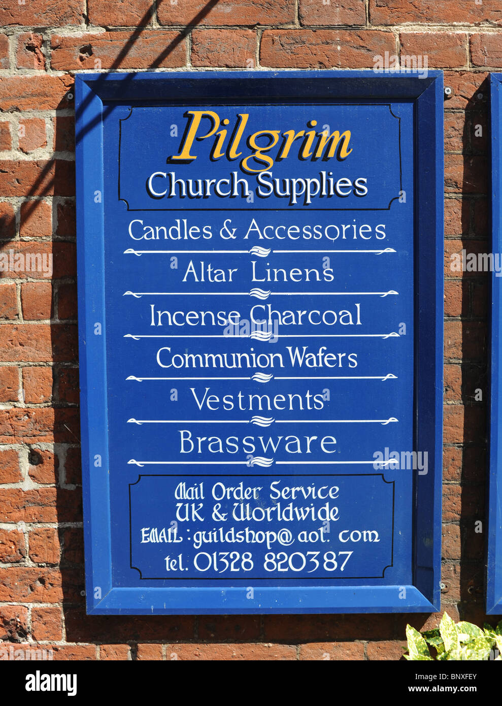 Chiesa pellegrina forniture shop nel villaggio di Walsingham in North Norfolk Regno Unito che è famosa per le sue chiese e santuari religiosi Foto Stock