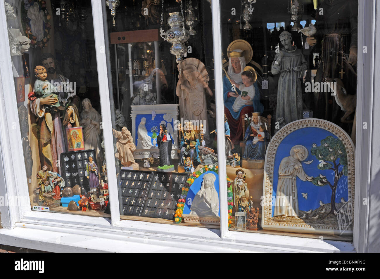 Chiesa pellegrina forniture shop nel villaggio di Walsingham in North Norfolk Regno Unito che è famosa per le sue chiese e santuari religiosi Foto Stock