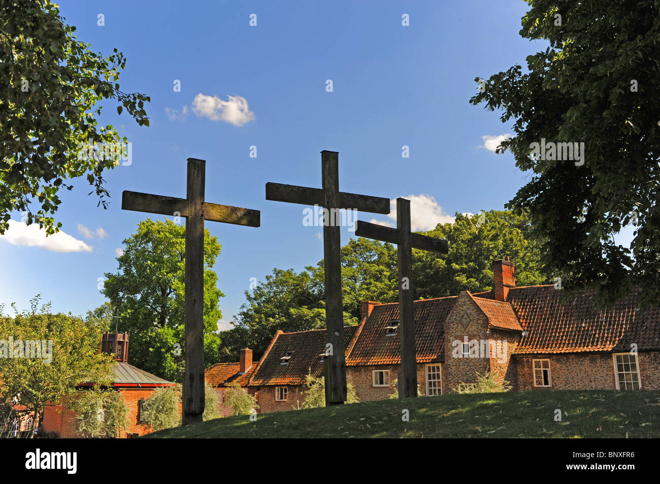 Le 3 croci presso il Santuario di Nostra Signora di Walsingham fondata 1064 Annuncio e ricostruita 1934 NORFOLK REGNO UNITO Foto Stock