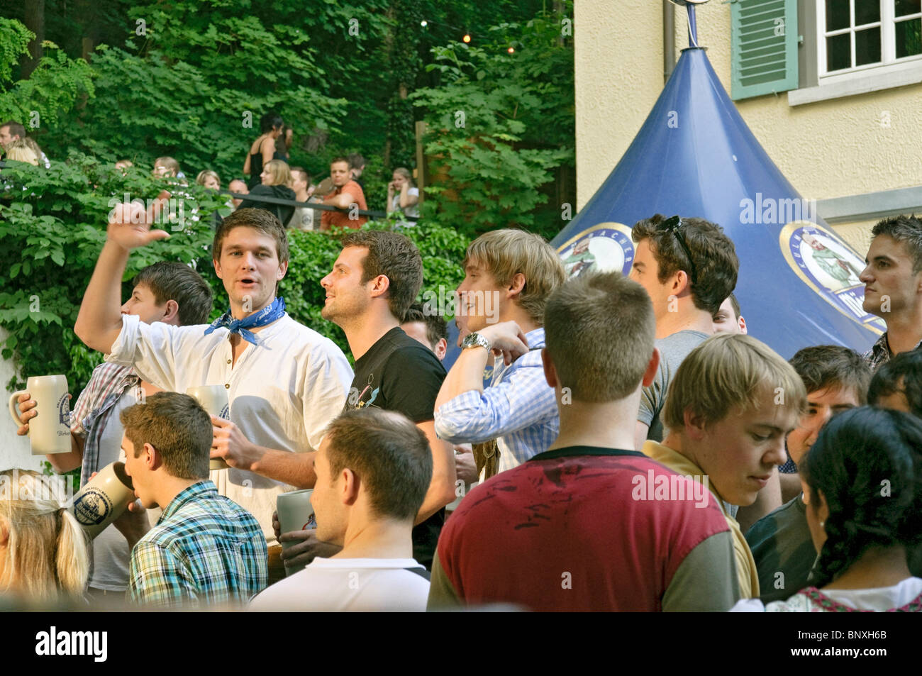 Giovani uomini celebrare nel 2010 'Bergfest' mondi più antico festival della birra, a Erlangen, Franconia, Baviera, Germania. Foto Stock