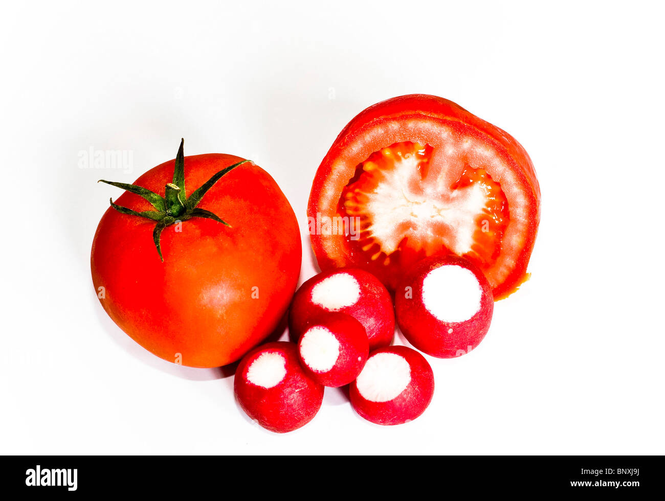 Pomodori isolato e rafano puro su sfondo bianco Foto Stock