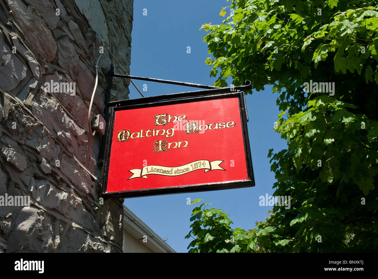 Il segno pensili per il maltaggio House pub a Skerries, County Dublin, Irlanda Foto Stock