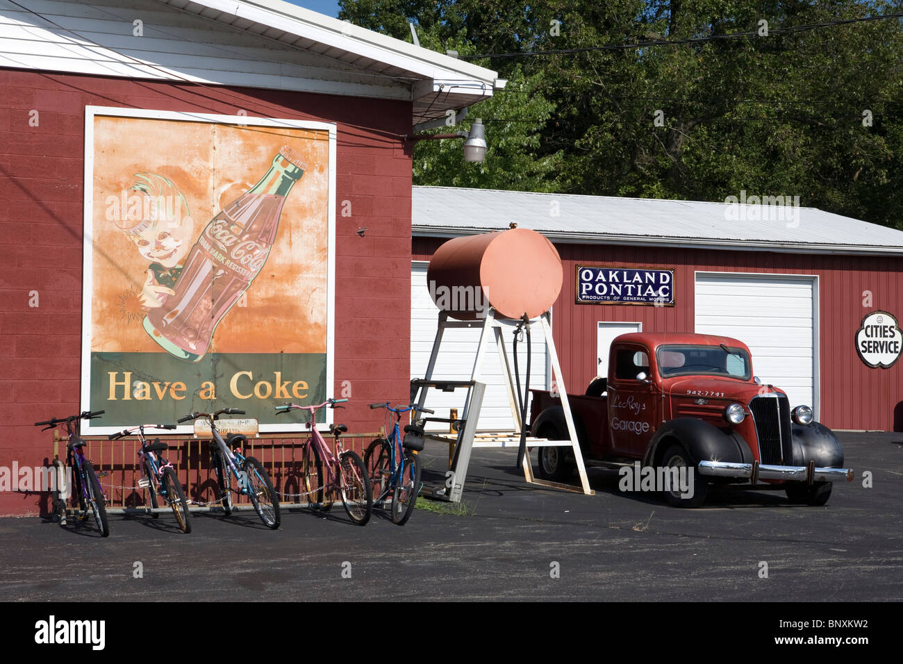 La pittura di pubblicità che ornano la parete di un garage in rural Illinois Foto Stock