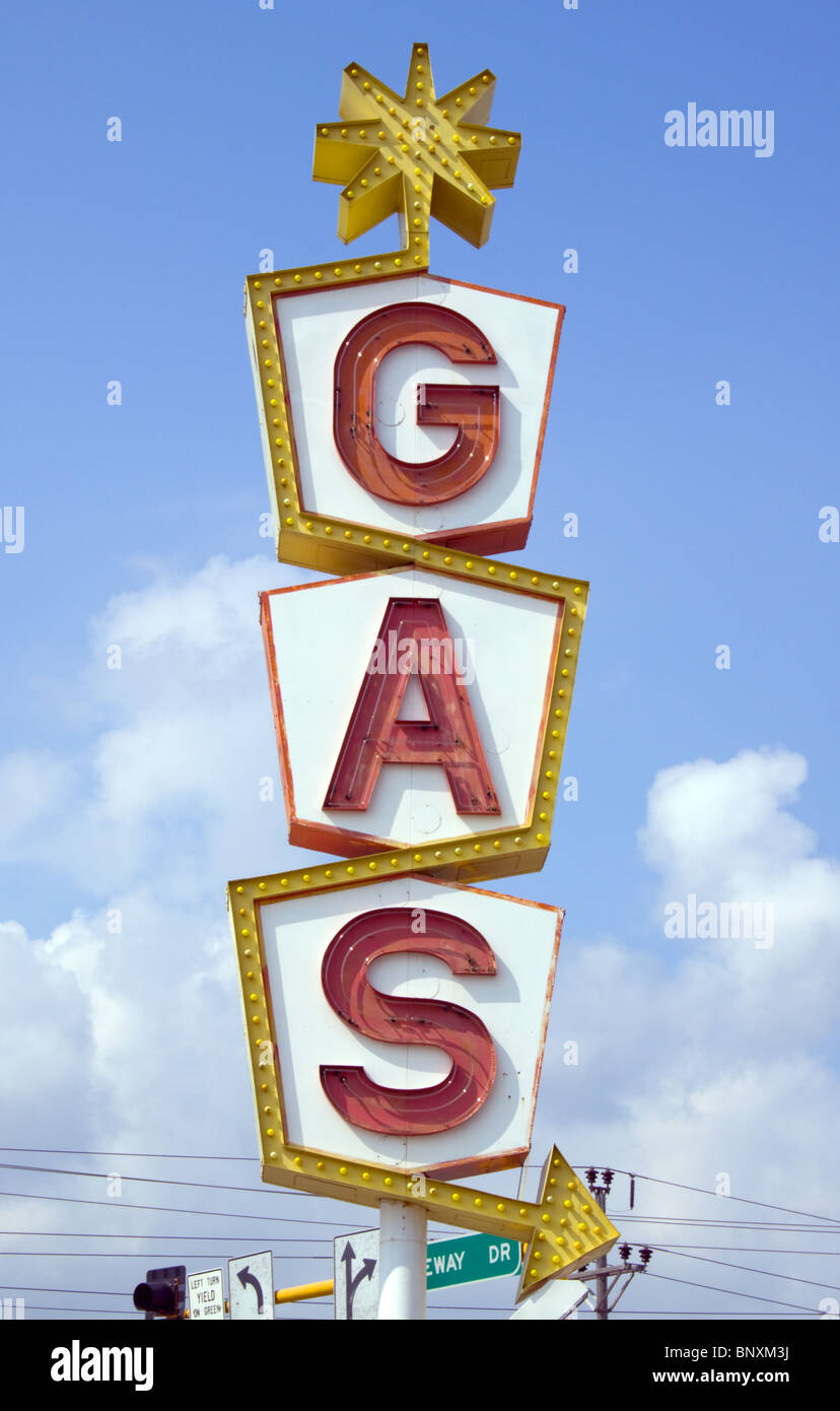 Un cartello retrò a Grand Forks, North Dakota, è un ricordo nostalgico della classica cultura stradale americana e dell'era dei viaggi d'epoca. Foto Stock