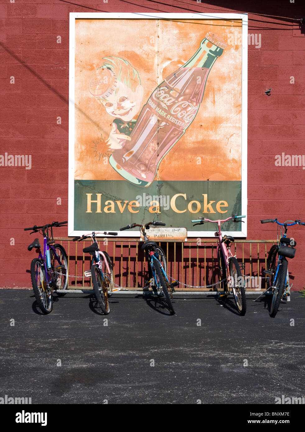 La pittura di pubblicità che ornano la parete di un garage in rural Illinois Foto Stock