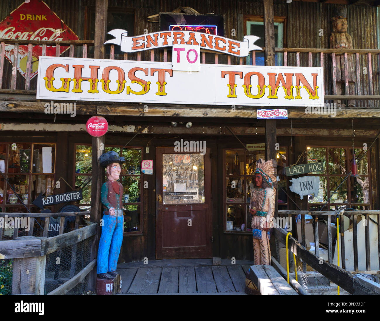 Girolamo, Arizona - Rame antico centro minerario vicino a Sedona. Don Robertson è oro re la mia città fantasma e antico cantiere automatica. Entrata. Foto Stock