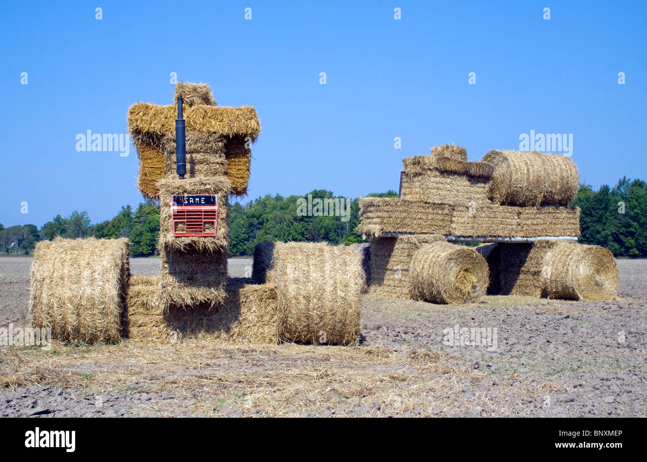 Trattori creativi per balle di fieno in mostra a Carlsville, Wisconsin, che celebrano la vita rurale, le tradizioni agricole e il fascino eccentrico di una piccola città. Foto Stock