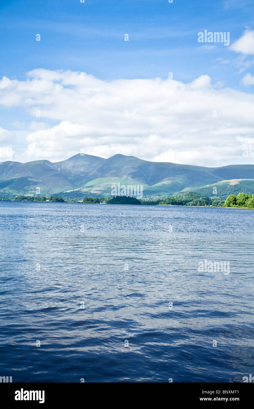 Acqua, cielo e colline. Derwent Water, nel distretto del lago, UK. Foto Stock