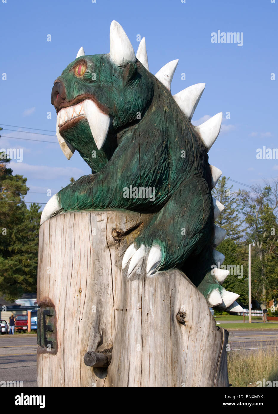 Scultura Hodag a Rhinelander, Wisconsin, che celebra la leggendaria creatura della città e il folklore giocoso in una divertente attrazione a lato della strada. Foto Stock