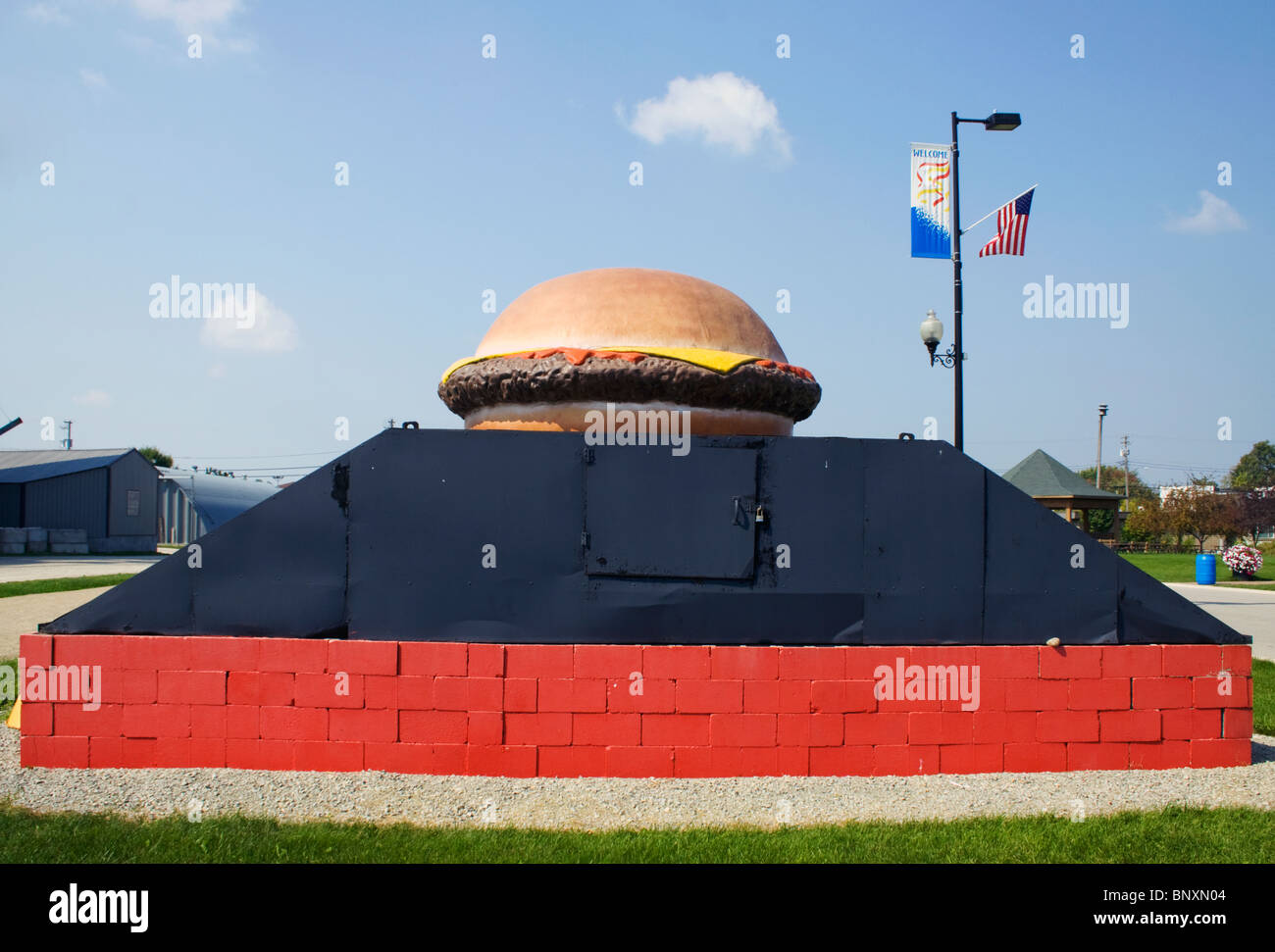 Il più grande Hamburger Grill del mondo a Seymour, Wisconsin, un eccentrico punto di riferimento a lato della strada che celebra la fama della città come casa dell'hamburger. Foto Stock