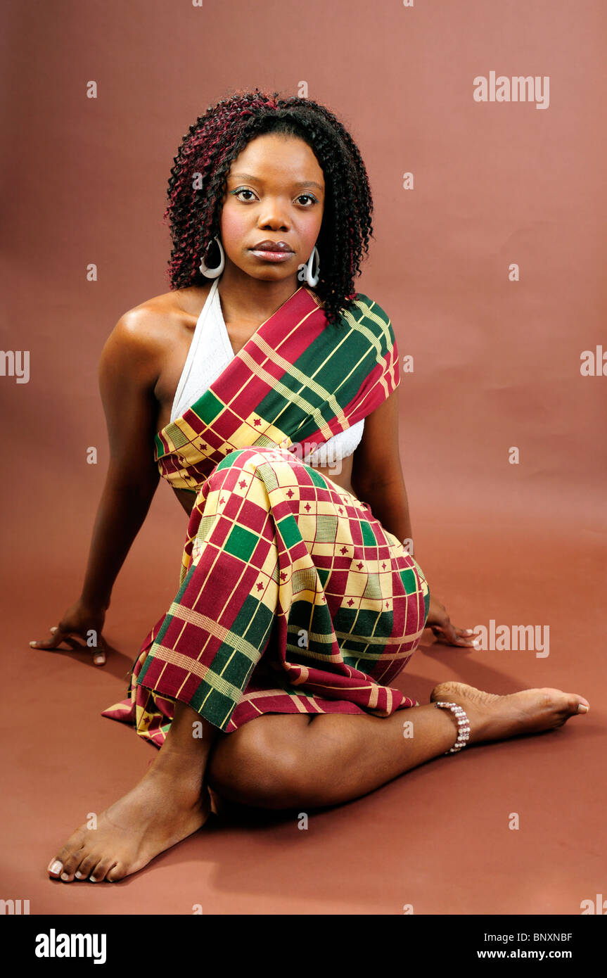 Bella giovane donna africana indossando il tradizionale stile abiti tribali Foto Stock