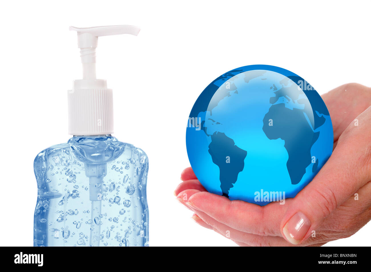 Donna che mantiene un globo di vetro con una bottiglia di mano Sanitizer Gel, concetto per la specie suina canna fumaria H1-N1 Foto Stock