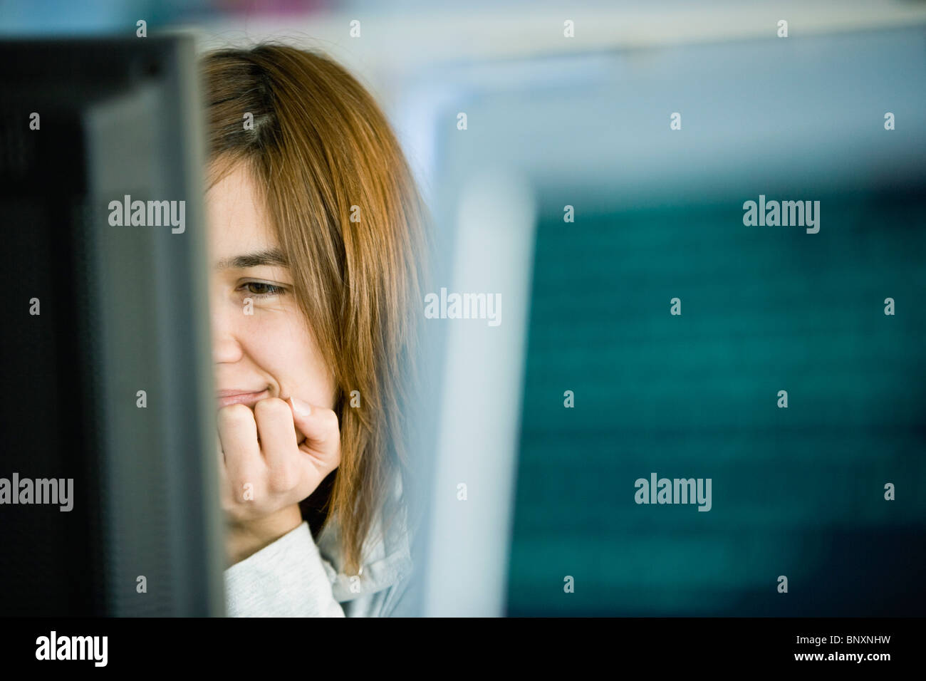 Giovane donna tramite il computer Foto Stock