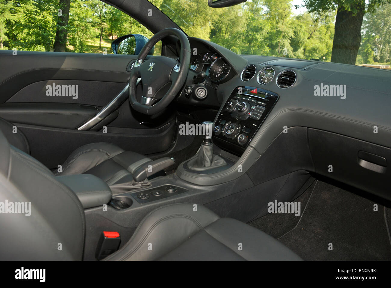 Peugeot RCZ 2.0 HDi - MY 2010 - blu metallizzato - popolare francese della coupé compatta, auto sportiva - interno, cruscotto, pozzetto, console Foto Stock