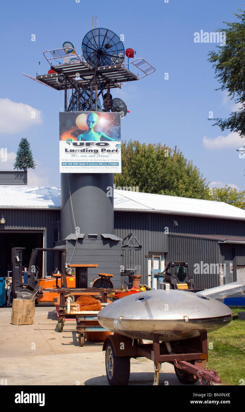 Uno stravagante porto di atterraggio UFO costruito da un artista locale accoglie gli extraterrestri in Polonia, Wisconsin, Stati Uniti Foto Stock