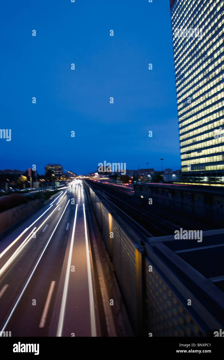 Sentieri di luce dal traffico sulla trafficata autostrada urbana Foto Stock