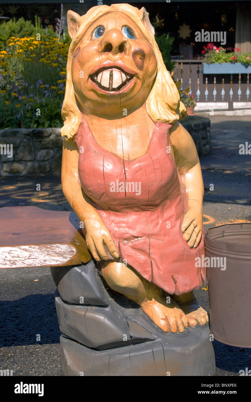 Scultura di orco in legno a Sister Bay, Wisconsin, una stravagante figura artigianale che mostra arte popolare locale e il fascino creativo di una piccola città. Foto Stock