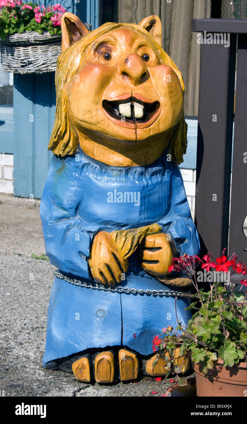Scultura di orco in legno a Sister Bay, Wisconsin, una stravagante figura artigianale che mostra arte popolare locale e il fascino creativo di una piccola città. Foto Stock