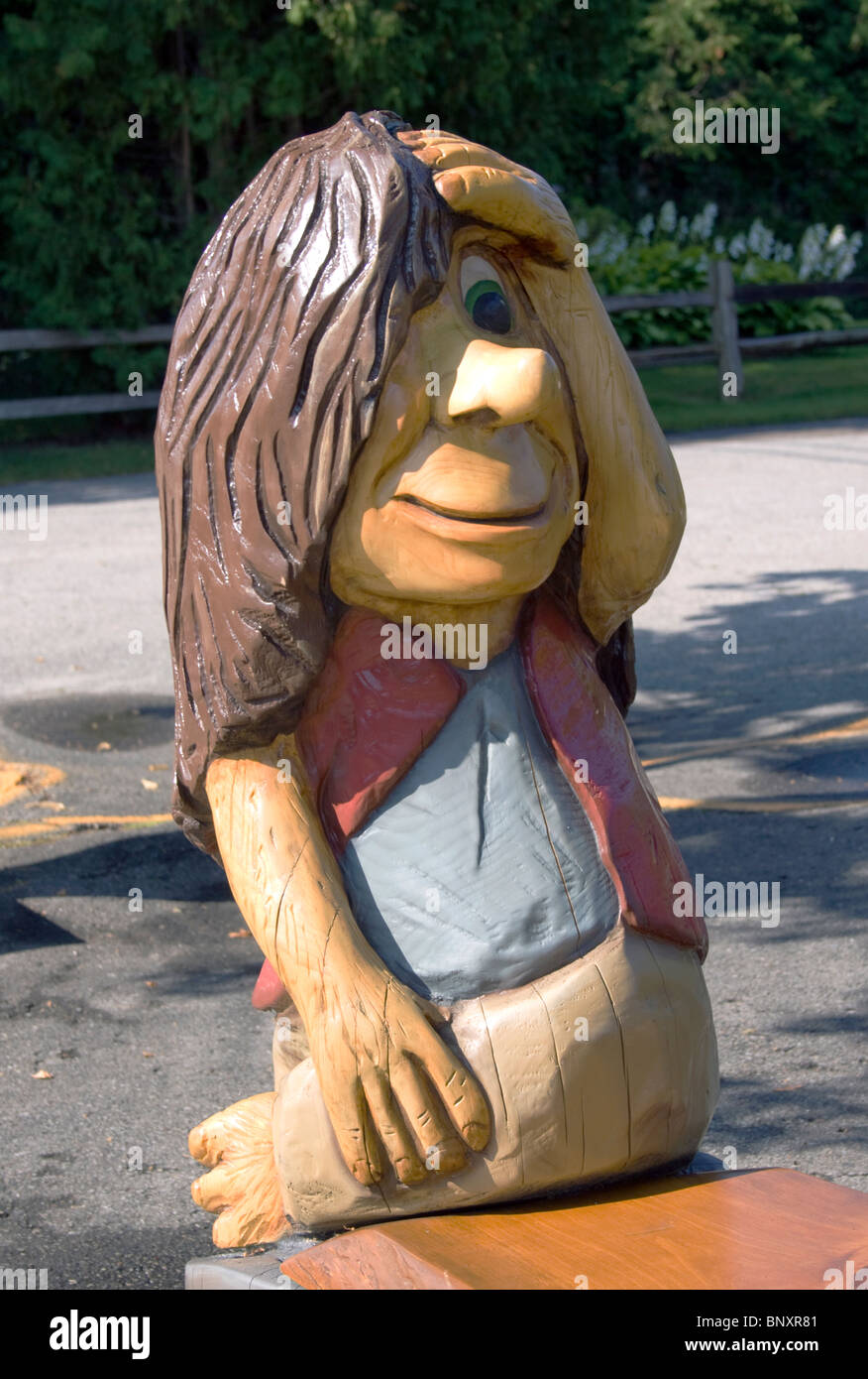Scultura di orco in legno a Sister Bay, Wisconsin, una stravagante figura artigianale che mostra arte popolare locale e il fascino creativo di una piccola città. Foto Stock
