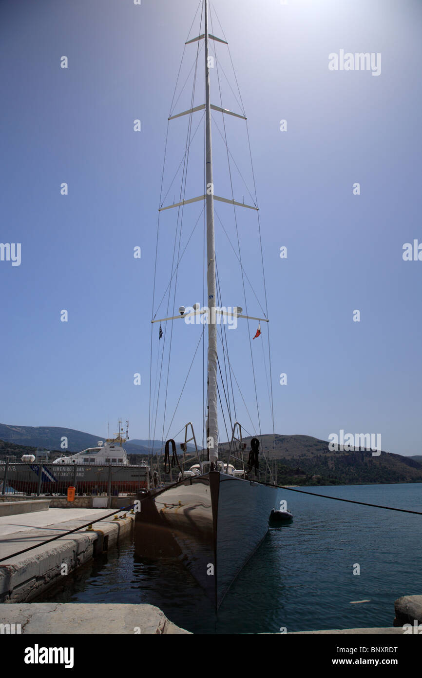 Eleganti e moderne barca nel porto di Argostoli, Cefalonia, Grecia Foto Stock