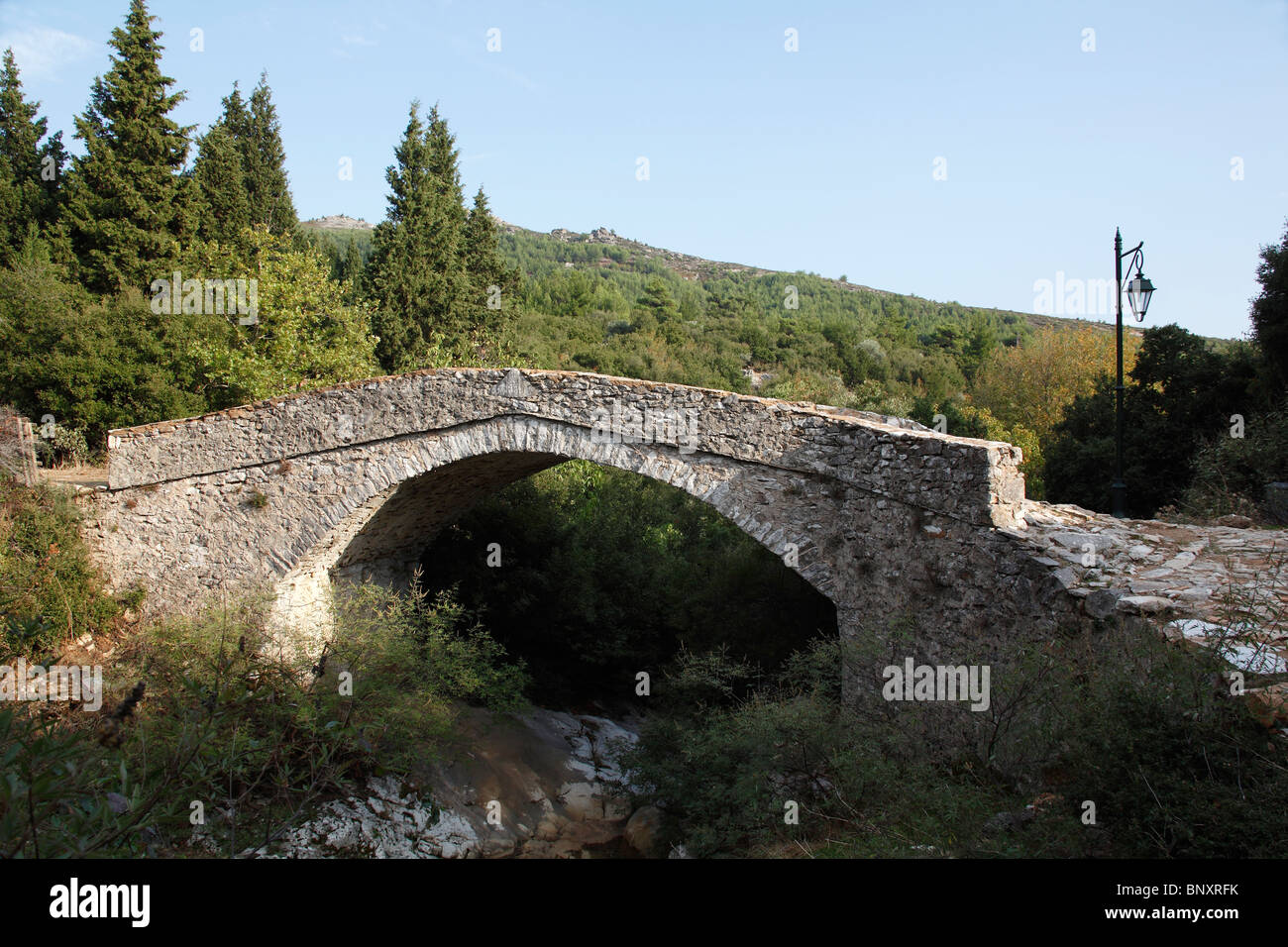 Rinnovato ponte pedonale, Theologos, Thassos, Grecia, settembre 2009 Foto Stock