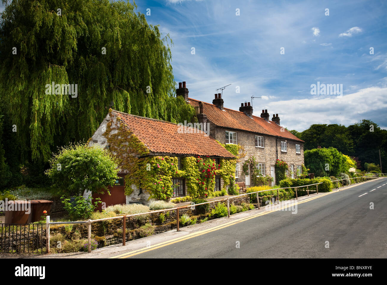 Scene di strada nella vivace villaggio di Thornton-le-dale in North Yorkshire. Foto Stock