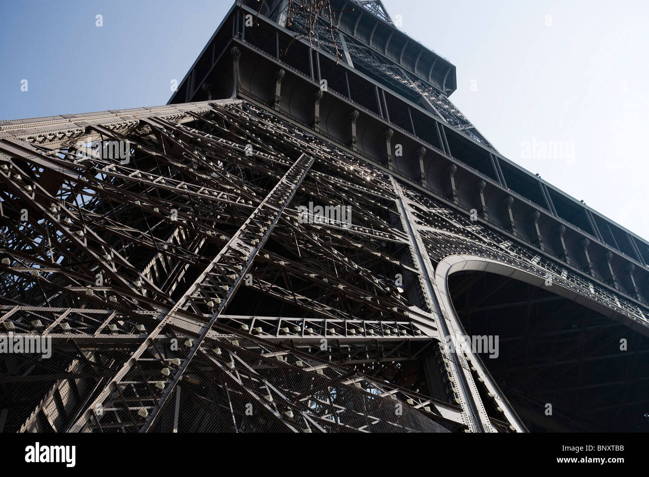 Torre Eiffel, Parigi, Francia, a basso angolo di visione Foto Stock