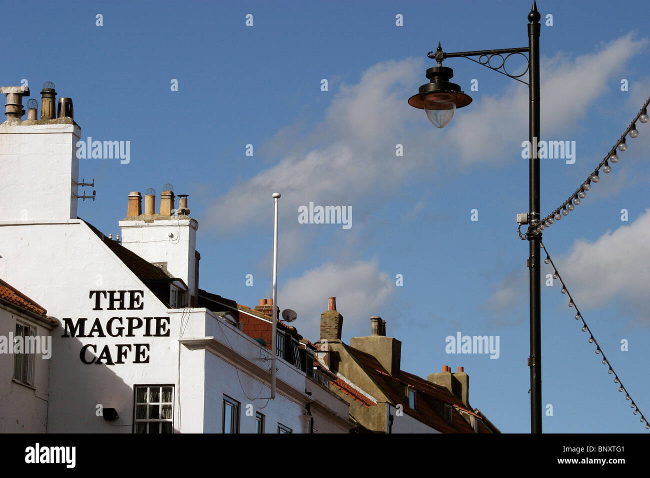 Il famoso Gazza Cafe a Whitby. Rinomata per la qualità del suo pesce e patatine Foto Stock