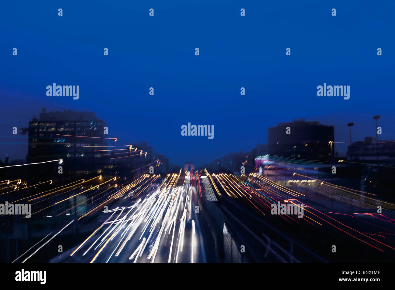 Sentieri di luce sulla autostrada di notte Foto Stock