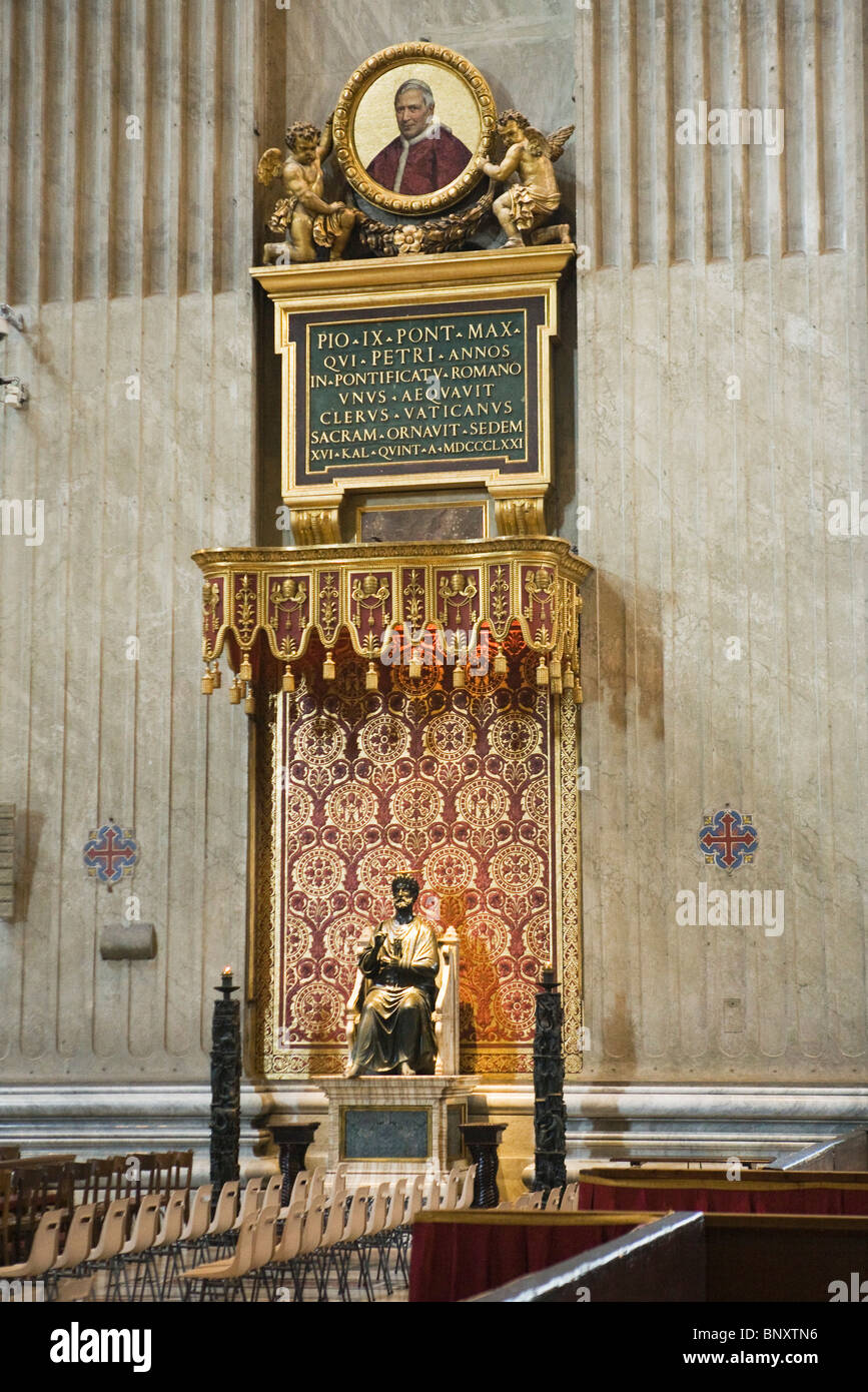 Ritratto di papa Pio IX di cui sopra statua in bronzo di San Pietro, Basilica di San Pietro, Roma, Italia Foto Stock