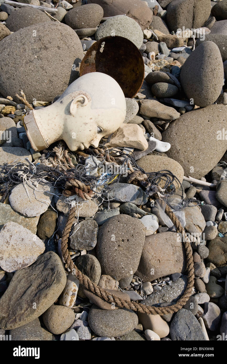 Cestino sulla spiaggia rocciosa Foto Stock