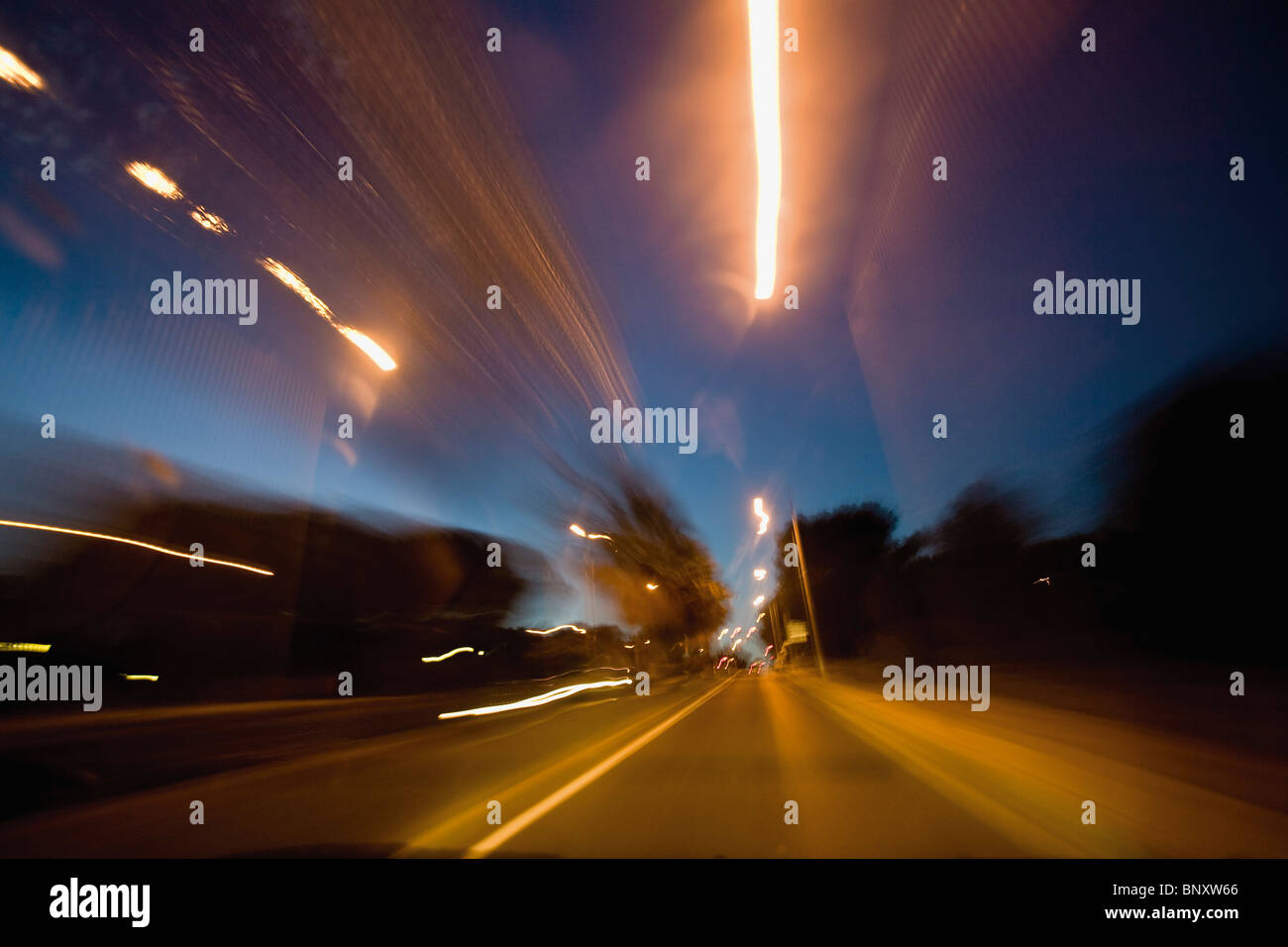 Sentieri di luce del traffico su strada trafficata di notte Foto Stock