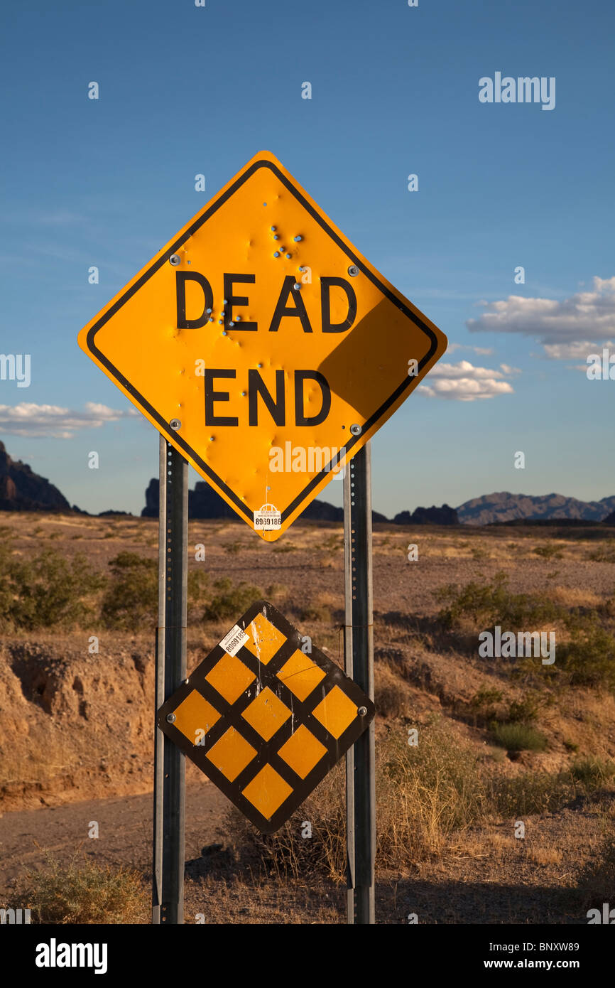 Dead End autostrada segno nel deserto in Arizona USA fucile con fori di proiettile danni Foto Stock