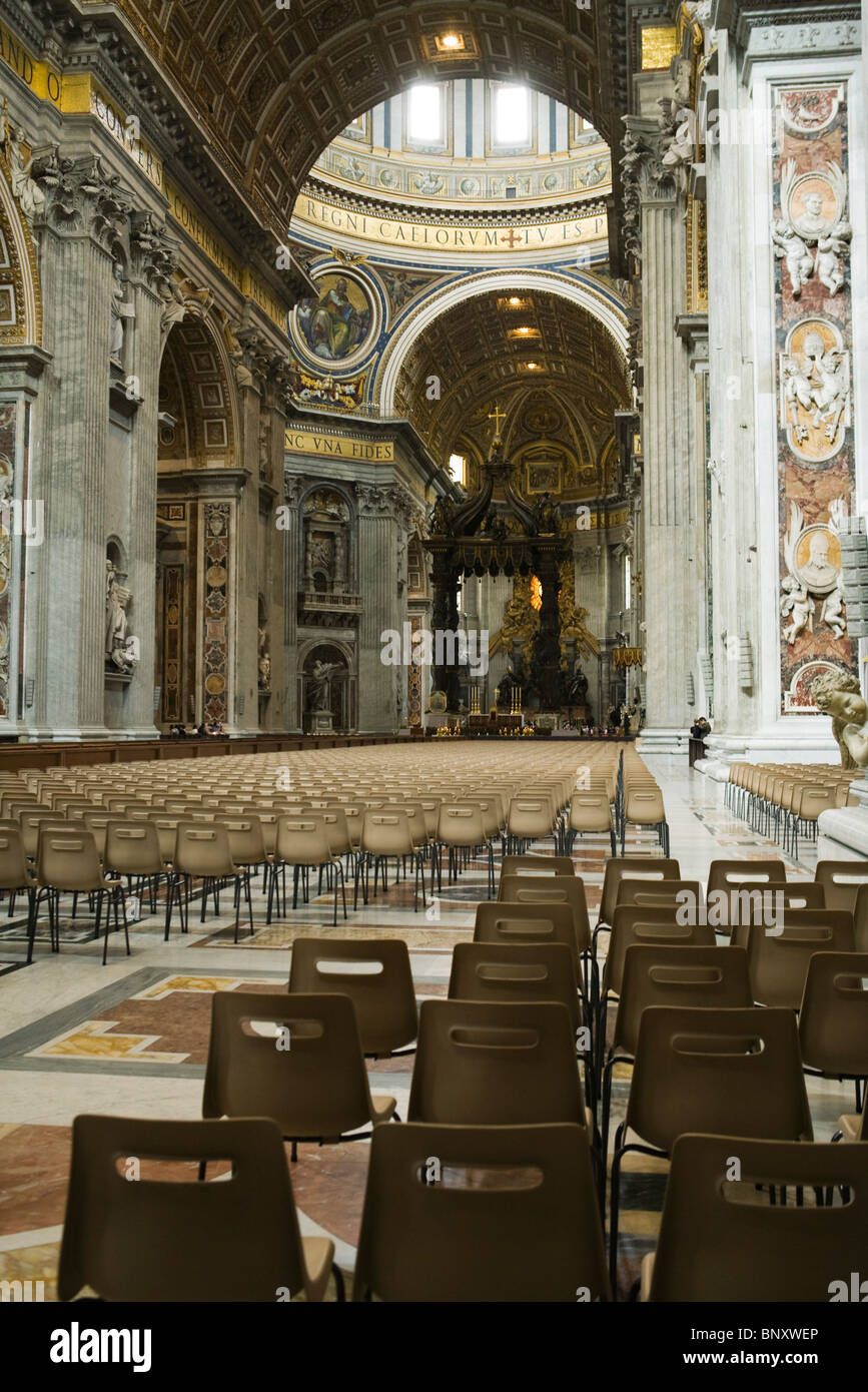 La navata centrale, l altare papale e il baldacchino in background, Basilica di San Pietro, Roma, Italia Foto Stock