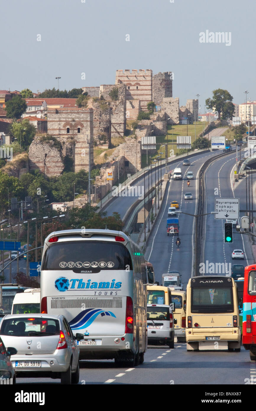 Mura della città vecchia e l'autostrada ad Istanbul in Turchia Foto Stock