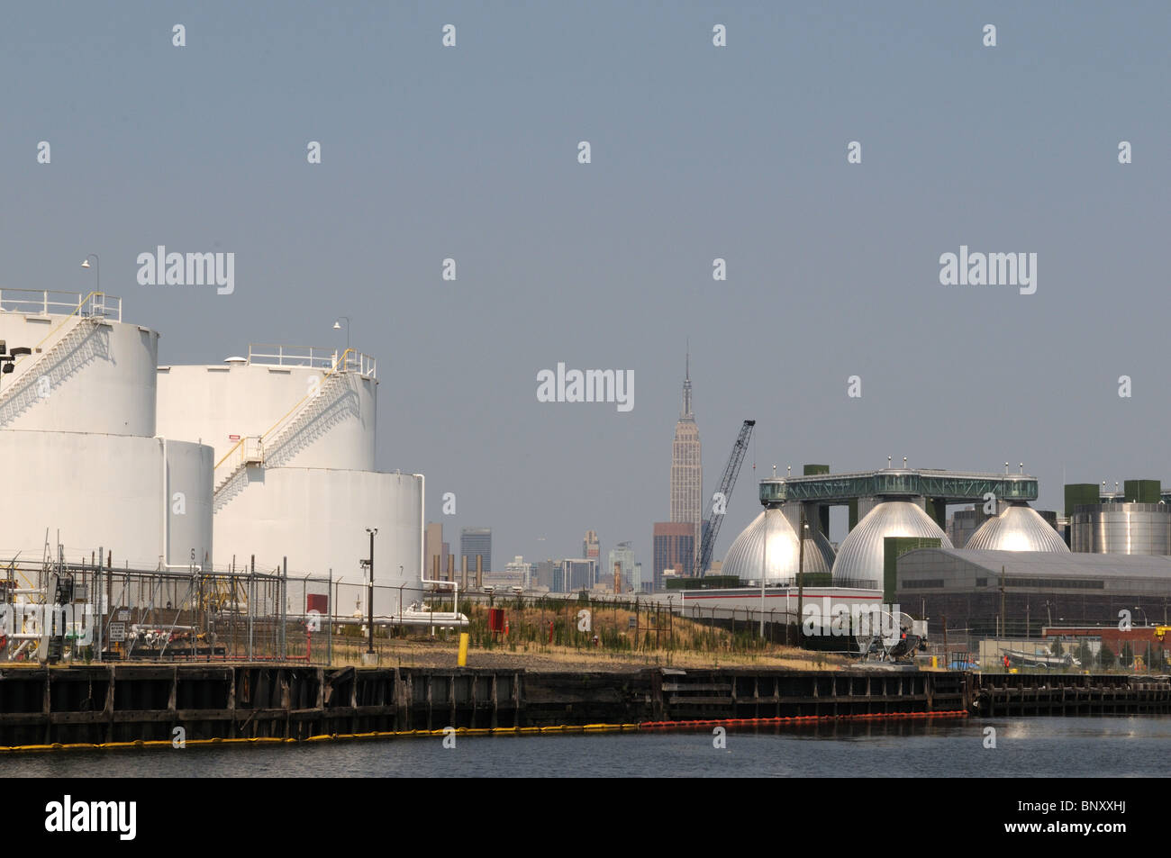 Il Newtown Creek e impianto di trattamento delle acque reflue, progettato da Polshek Partnership, è illuminata di notte con luci blu. Foto Stock