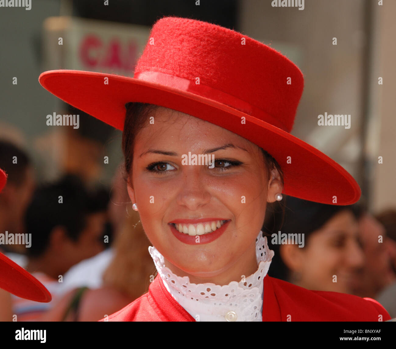 Signora in rosso cappotto e cappello, Feria de Malaga, Malaga, Costa del  Sol, provincia di Malaga, Andalusia, Spagna, Europa occidentale Foto stock  - Alamy