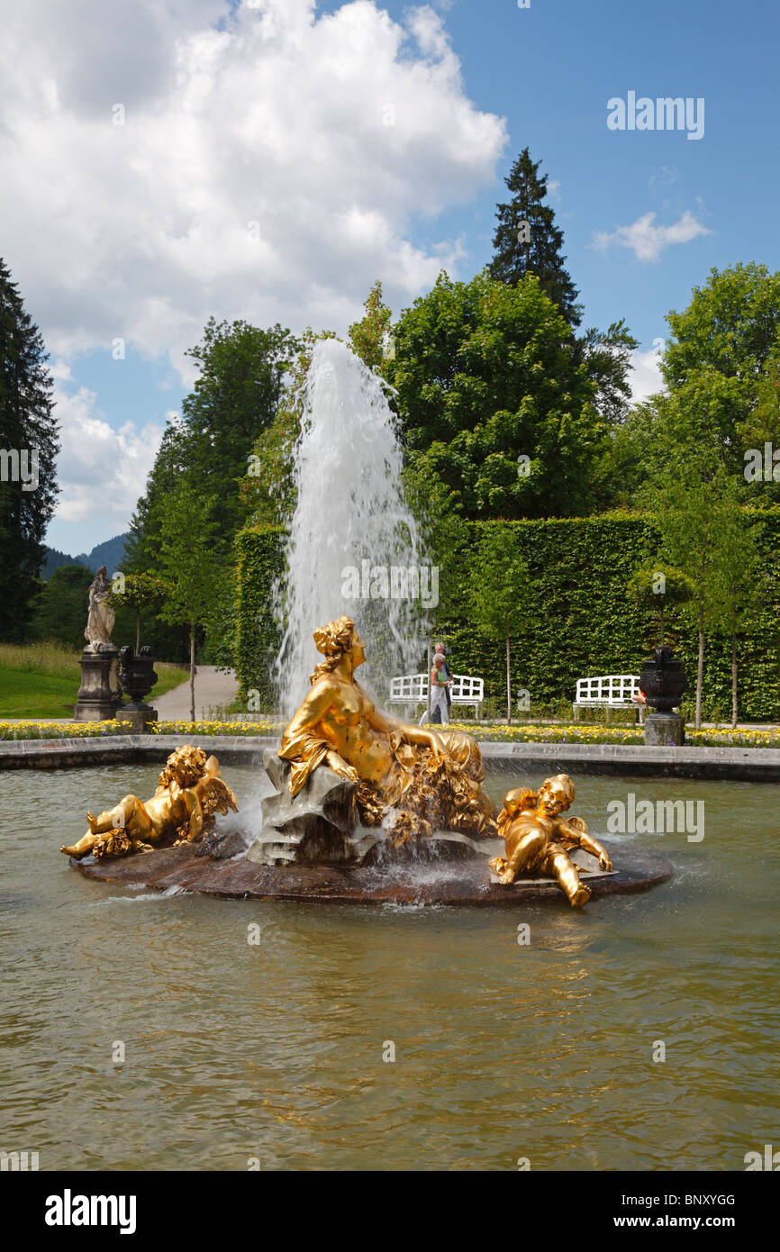 La grande vasca con la fontana dorato gruppo "Flora e putti' presso Linderhof Palace in Germania nel sud-ovest della Baviera vicino a Ettal. Foto Stock