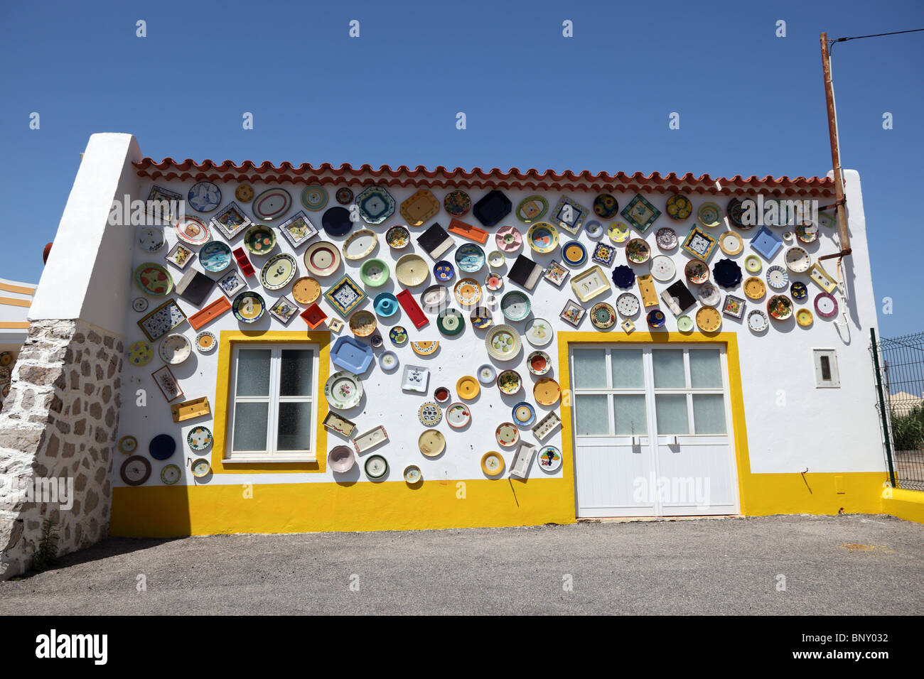 In ceramica con ceramiche colorate in vendita in Portogallo Foto Stock