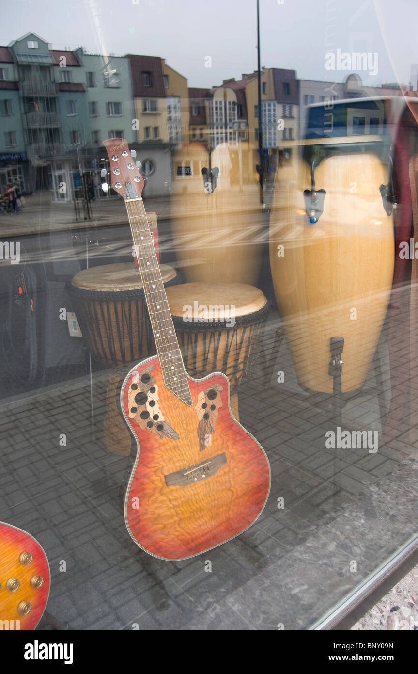 Musicin struments sulla finestra in vetro Foto Stock