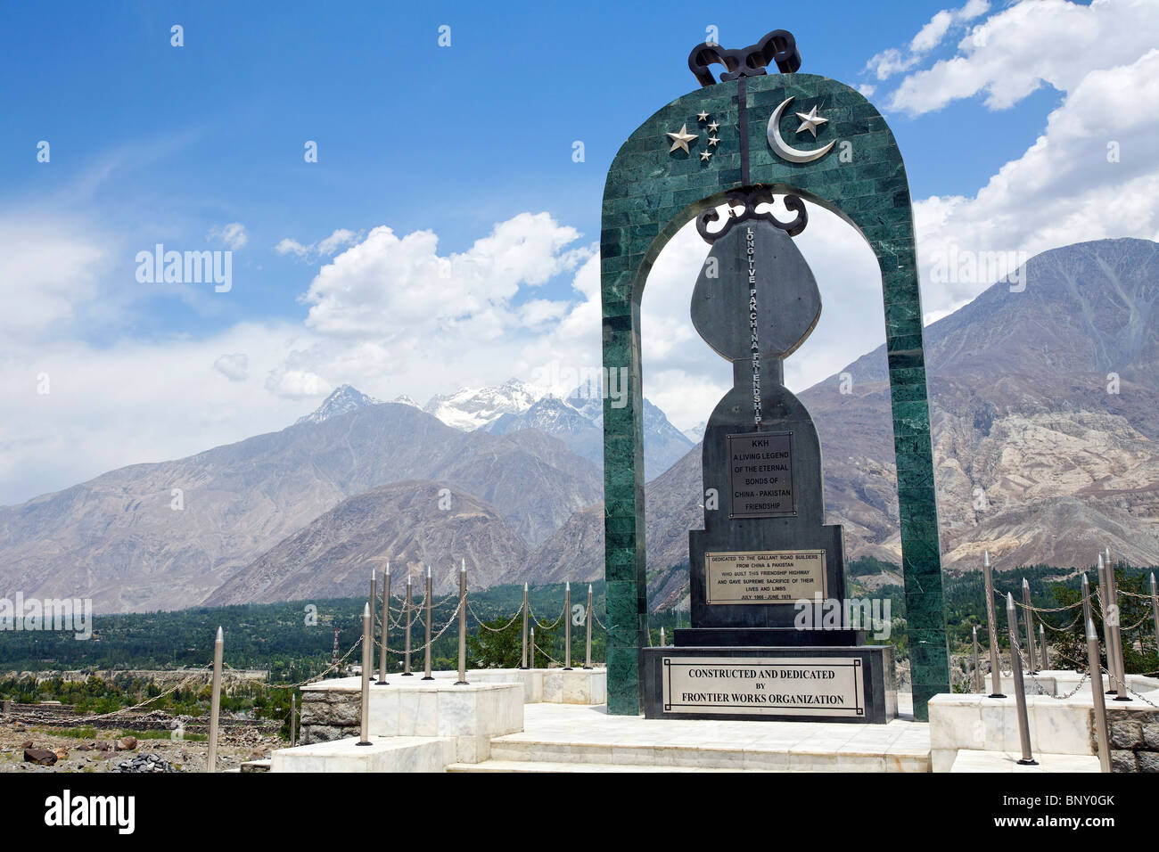 Pakistan - Gilgit - memoriale per la costruzione dell'autostrada del Karakorum Foto Stock