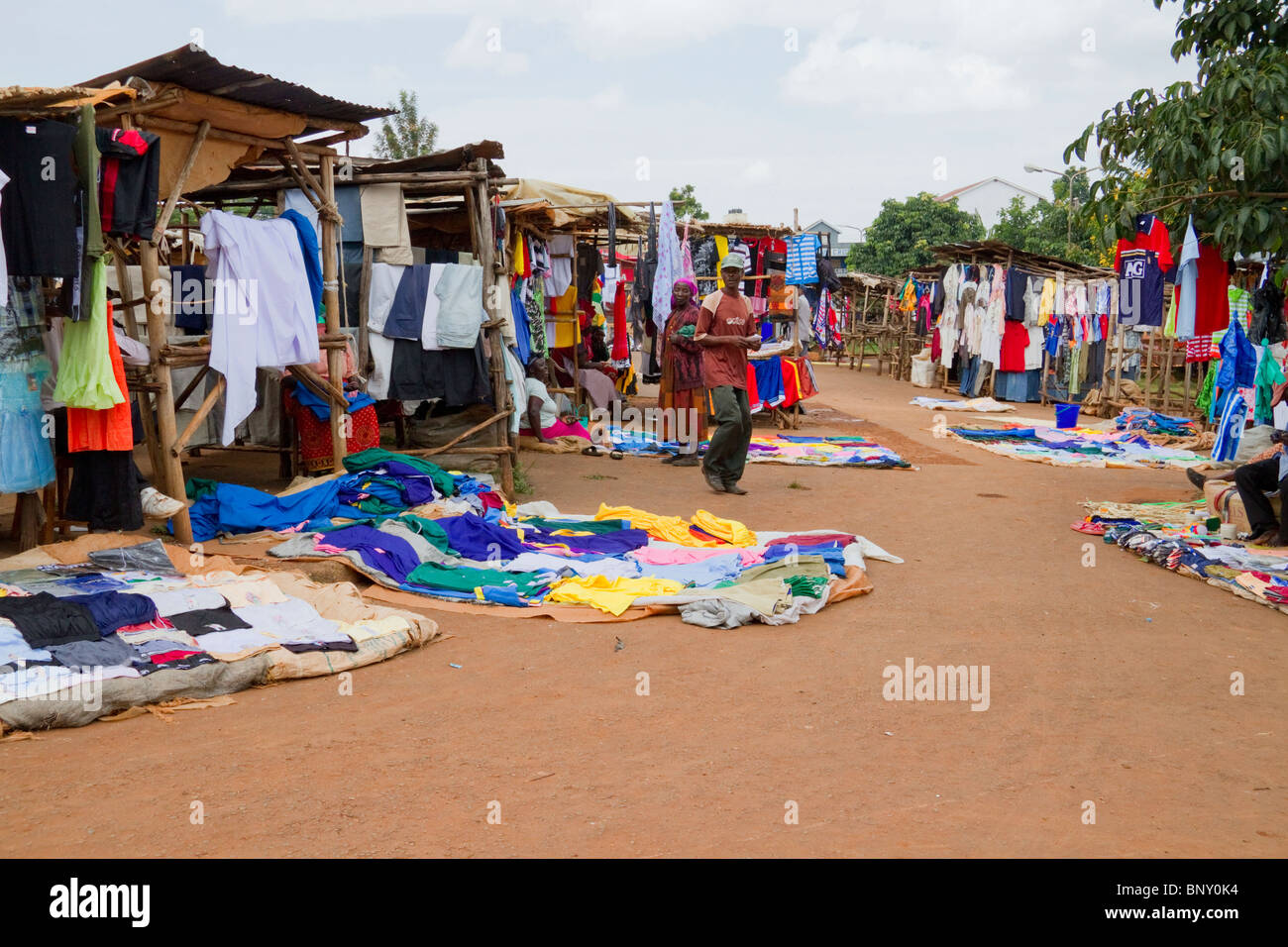 Un mercato delle pulci del villaggio, Vihiga, Kenya. Foto Stock