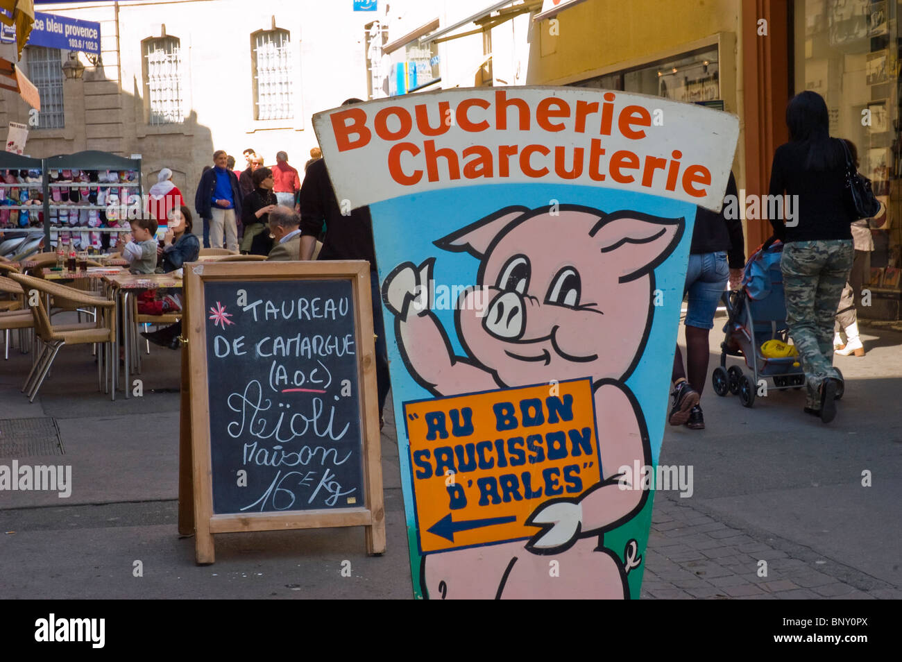 Arles, francia, francese Ristorante Bistro Francese, macelleria, al di  fuori di segni francese, Lavagna, Bull carne per la vendita, Biancheria  Taureau Foto stock - Alamy