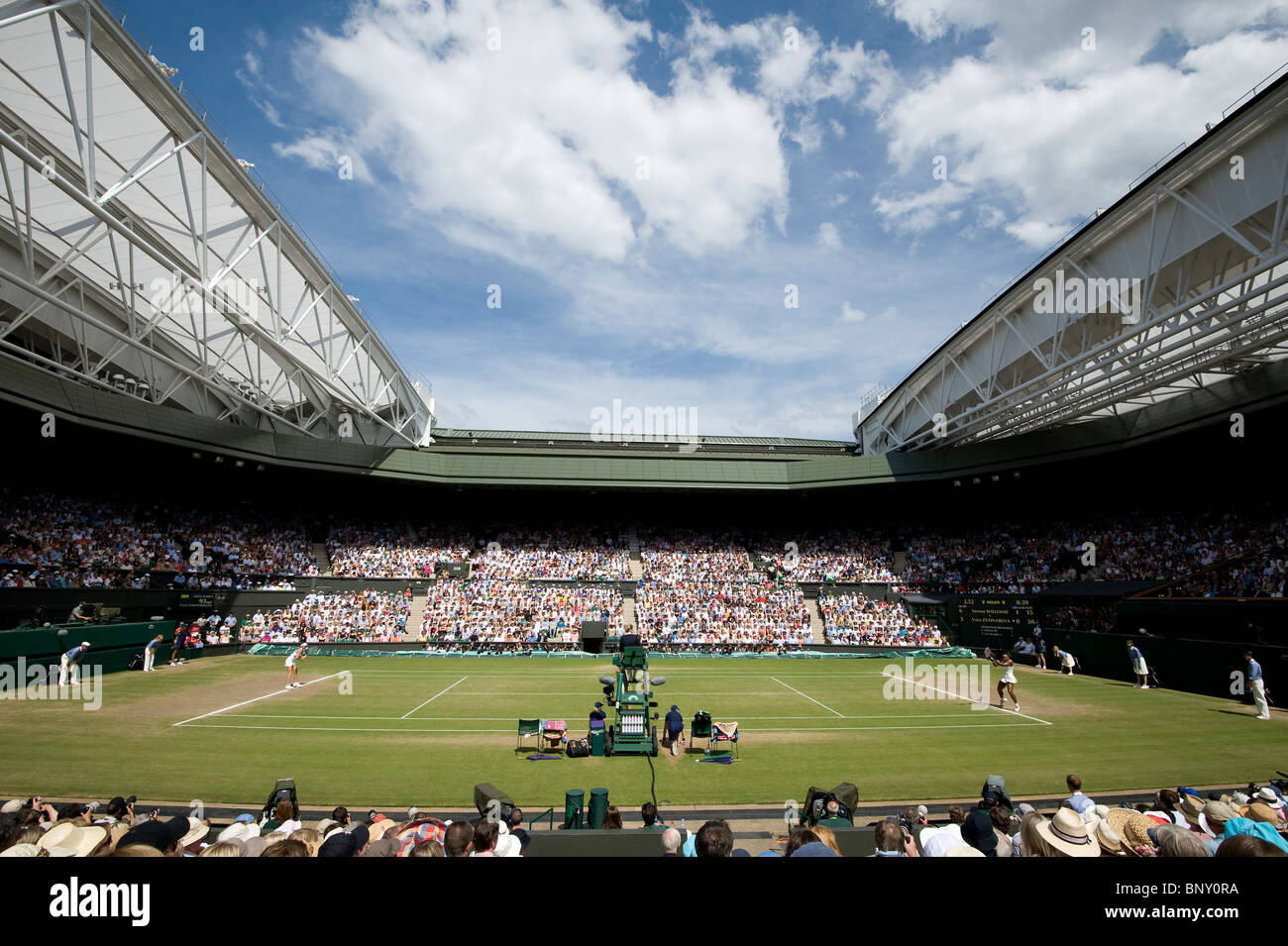 Vista della corte centrale durante il Signore sceglie il finale a Wimbledon Tennis Championships 2010 Foto Stock