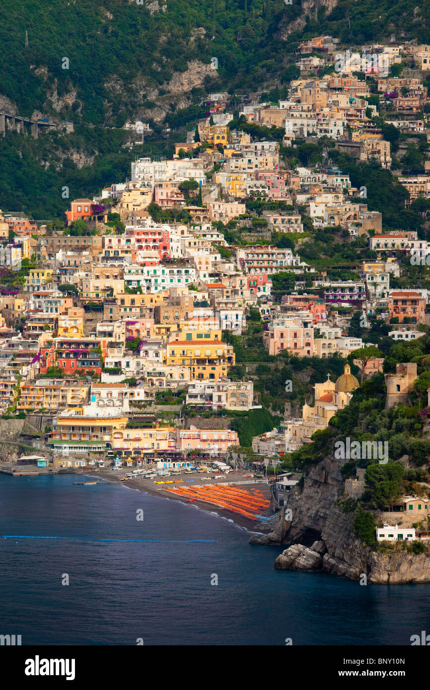 Vista lungo la Costiera Amalfitana della collina cittadina di Positano, Campania Italia Foto Stock