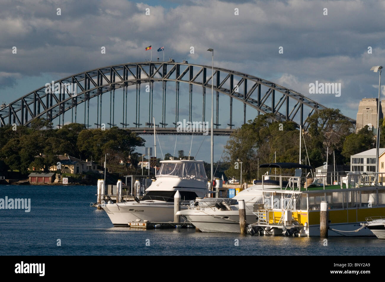 Il Ponte del Porto di Sydney che si vede attraverso Mort Bay, Balmain, Australia Foto Stock