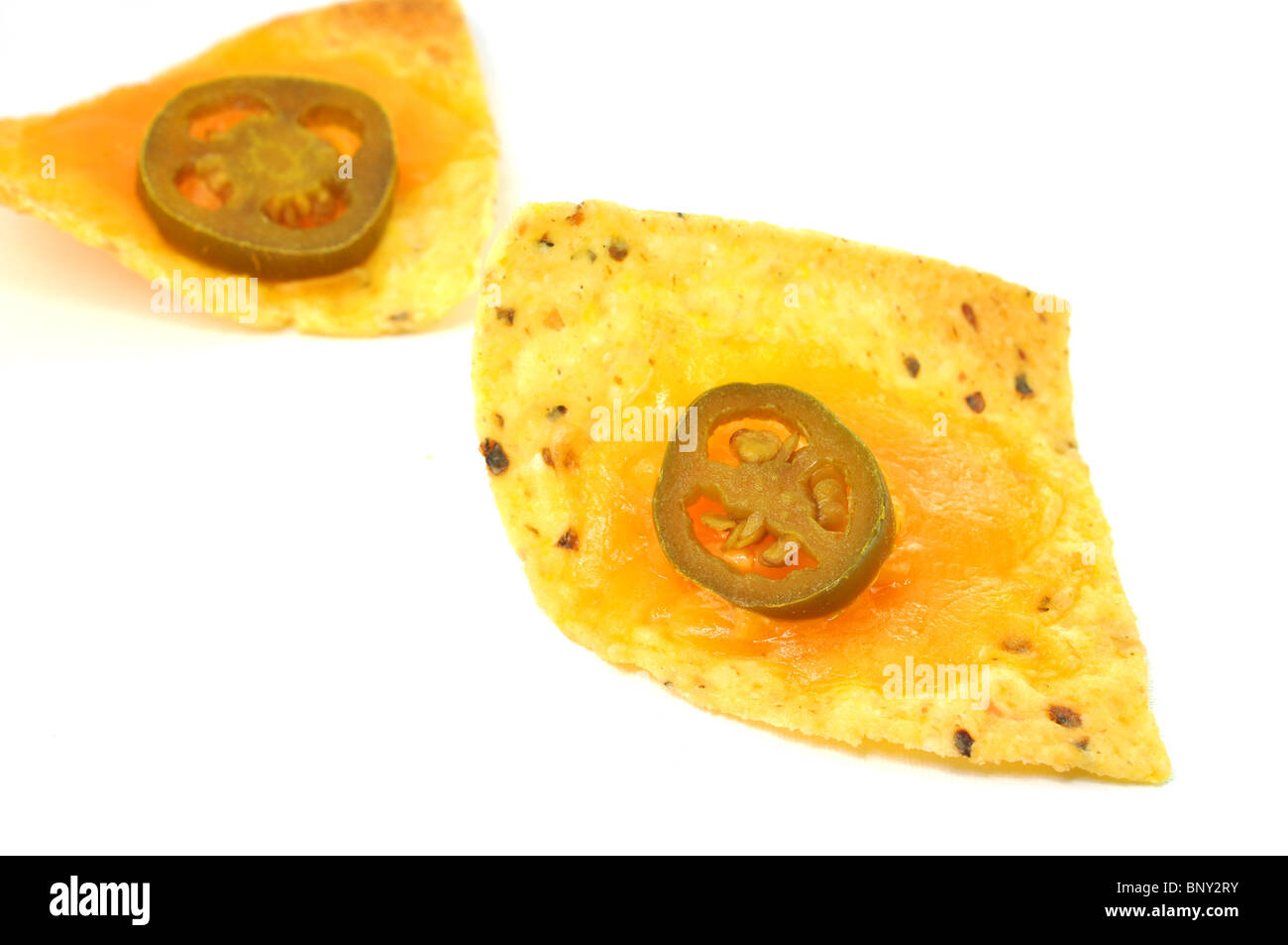 Due nachos con fuso il formaggio cheddar e fette di peperoncini jalapeno isolati su sfondo bianco. Foto Stock